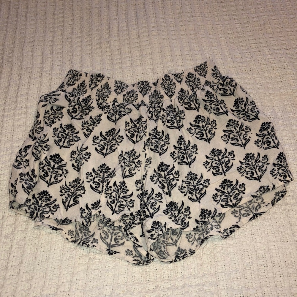 White/black patterned shorts